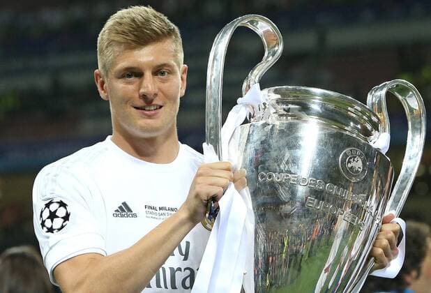 28.05.2016, Fussball Champions-League Finale 2016, Real Madrid - Atletico Madrid, im Guiseppe Meazza Stadion in Mailand (Italien). Real Madrid feiert den Sieg im Champions League Finale und den Gewinn des Champions League Pokal. Toni Kroos (Real Madrid) 
