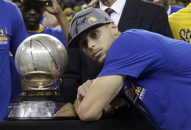 NBA, Playoffs, Spiel 7, Golden State Warriors - Oklahoma City Thunder May 30, 2016 - Oakland, California, U.S - Golden State Warriors guard STEPHEN CURRY poses next to the Western Conference finals trophy after the Warriors beat the Oklahoma City Thunder in Game 7 of the NBA Basketball Herren USA basketball Western Conference finals. The Warriors won 96-88. NBA Finals 2016 - Warriors vs Thunder - Game 7 - ZUMAp124