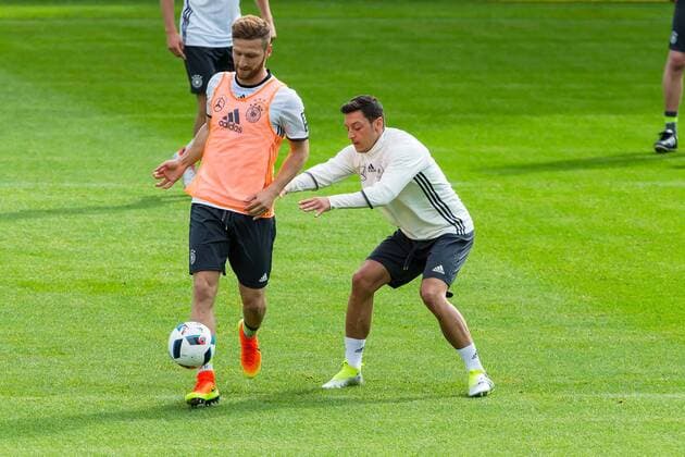 EURO 2016, DFB Training in Ascona nach Kadernominierung Dienstag, 31.05.2016, Trainingslager der Deutschen Nationalmannschaft in Ascona, v-l Shkodran Mustafi (Deutschland 2) Mesut Oezil (Deutschland 8) DeFodi507