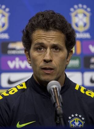 Brazil s soccer team doctor Rodrigo Lasmar delivers a persser at the StubHub Center in Carson, California, United States, 31 May 2016. Brazil will make its debut at Copa America next Saturday before Ecuador at the Rose Bowl stadium in Pasadena, California. BRAZIL S SOCCER TEAM DOCTOR PRESSER !ACHTUNG: NUR REDAKTIONELLE NUTZUNG!  CAR002 20160601-636003461866678711