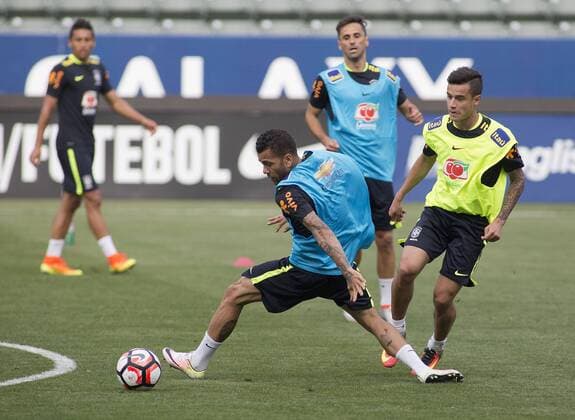 Dani Alves (C) of the national team Nationalteam of Brazil during a practice at the StubHub Center in Carson California on 31 May 2016. The team is preparing for the Copa America Centenario 2016 on 04 June at the Rose Bowl stadium in Pasadena California. EFE JAVIER ROJAS BRAZILIAN NATIONAL TEAM TRAINING SESSION IN CARSON !ACHTUNG: NUR REDAKTIONELLE NUTZUNG!  CAR17 20160601-636003512886151784