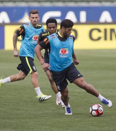 Dani Alves (front) of the national team Nationalteam of Brazil during a practice at the StubHub Center in Carson California on 31 May 2016. The team is preparing for the Copa America Centenario 2016 on 04 June at the Rose Bowl stadium in Pasadena California. EFE JAVIER ROJAS BRAZILIAN NATIONAL TEAM TRAINING SESSION IN CARSON !ACHTUNG: NUR REDAKTIONELLE NUTZUNG!  CAR16 20160601-636003512902375784