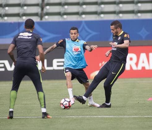 Dani Alves (C) of the national team Nationalteam of Brazil during a practice at the StubHub Center in Carson California on 31 May 2016. The team is preparing for the Copa America Centenario 2016 on 04 June at the Rose Bowl stadium in Pasadena California. EFE JAVIER ROJAS BRAZILIAN NATIONAL TEAM TRAINING SESSION IN CARSON !ACHTUNG: NUR REDAKTIONELLE NUTZUNG!  CAR11 20160601-636003513554611784