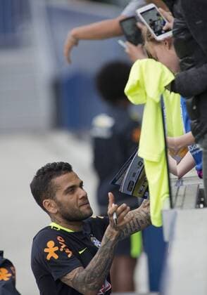 May 31, 2016 - Carson, California, U.S - Dani Alves, of the national team Nationalteam of Brazil signs autographs after their practice at the StubHub Center in Carson California on Tuesday May 31, 2016. The team is preparing for the Copa America Centenario 2016 on Saturday at the Rose Bowl stadium in Pasadena California. Brazil practice at StubHub Center - ZUMAp124