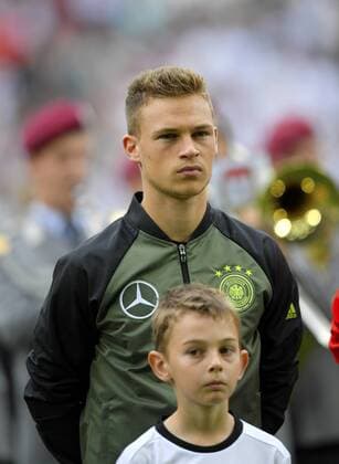 29.05.2016, Fussball Test-Länderspiel, Deutschland - Slowakei, in der WWK-Arena Augsburg. Joshua Kimmich (Deutschland) bei der Hymne. 