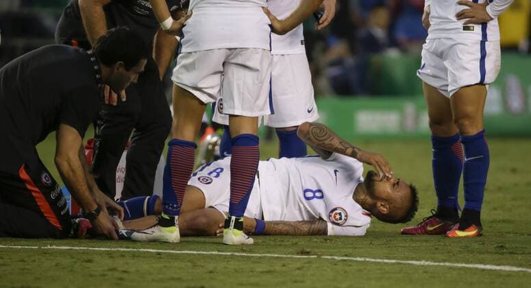 June 01, 2016: Trainers tend to an injured Chilean 8 Arturo Vidal during an international soccer match between Mexico and Chile at Qualcomm Stadium in San Diego, California. Soccer 2016: Mexico vs Chile JUN 01 - ZUMAc04_