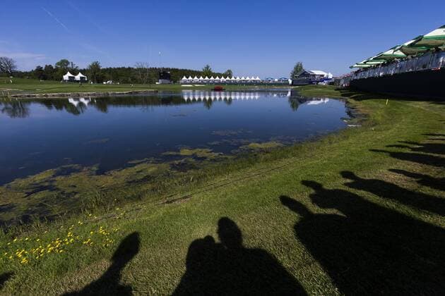 Golf, Nordea Masters, Tag 1 160602 Skuggor av askadare som följer spelet pa 17:e och 18:e halet pa Bro Hof under dag ett av golftävlingen Nordea Masters den 2 juni 2016 i Stockholm.  Copyright: ANDREASxLxERIKSSON BB160602AE029