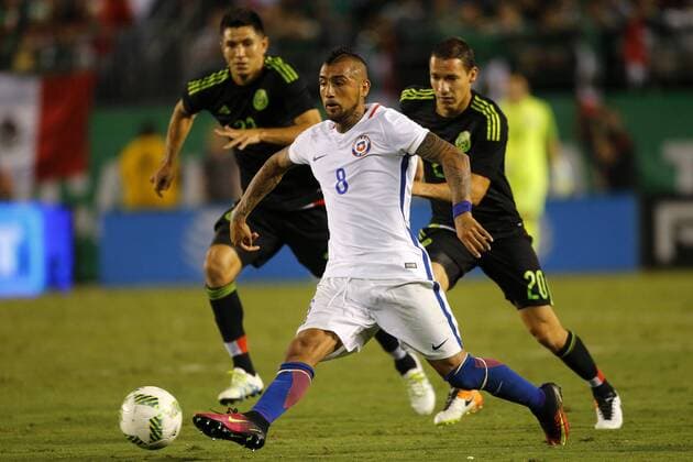 AndresxPina Photosport Football, Mexico v Chile. Friendly football match 2016. Chile s player Arturo Vidal, center, battles for the ball against the defense of Mexico during the friendly football match at the Qualcomm stadium in San Diego, USA. 01 06 2016 AndresxPina Photosport Mexico v Chile, partido amistoso 2016. 
