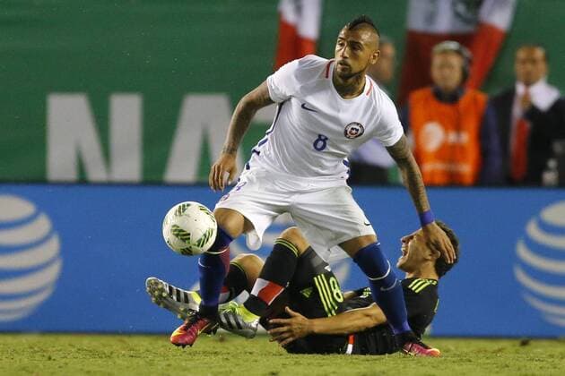 Friendly football match 2016. Chile s player Arturo Vidal, center, battles for the ball against Hirving Lozano of Mexico during the friendly football match at the Qualcomm stadium in San Diego, USA. 01 06 2016 AndresxPina Photosport Mexico v Chile, partido amistoso 2016. 