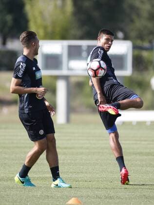 Costa Rica s players Francisco Calvo (L) and Johan Venegas participate in an open training session to prepare for Copa America Centenario in Orlando, Florida, United States, 2 June 2016. Costa Rica will face Paraguay at the Orlando Citrus Bowl next Saturday. COSTA RICA S SOCCER TEAM PRESSER !ACHTUNG: NUR REDAKTIONELLE NUTZUNG!  ORL006 20160603-636005105652871930
