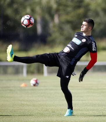 Costa Rica s goalkeeper Danny Carvajal (L) participates in an open training session to prepare for Copa America Centenario in Orlando, Florida, United States, 2 June 2016. Costa Rica will face Paraguay at the Orlando Citrus Bowl next Saturday. COSTA RICA S SOCCER TEAM PRESSER !ACHTUNG: NUR REDAKTIONELLE NUTZUNG!  ORL011 20160603-636005106960151930