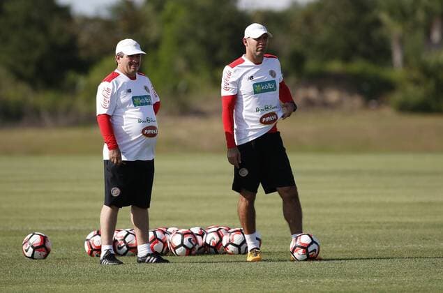 Costa Rica s coach Oscar Ramirez (L) participates in an open training session to prepare for Copa America Centenario in Orlando, Florida, United States, 2 June 2016. Costa Rica will face Paraguay at the Orlando Citrus Bowl next Saturday. COSTA RICA S SOCCER TEAM PRESSER !ACHTUNG: NUR REDAKTIONELLE NUTZUNG!  ORL013 20160603-636005106981055930