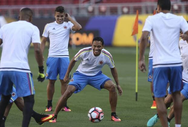 Colombian soccer national team Nationalteam player Carlos Bacca (C) participates in a training session, before the Copa America Centenario 2016 inauguration match against USA s national team, at Levi s stadium in Santa Clara, CA., USA.. 03 June 2016. EFE David Fernandez COLOMBIAN SOCCER NATIONAL TEAM TRAINING SESSION IN SANTA CLARA !ACHTUNG: NUR REDAKTIONELLE NUTZUNG!  SCL09 20160603-636005237071440264