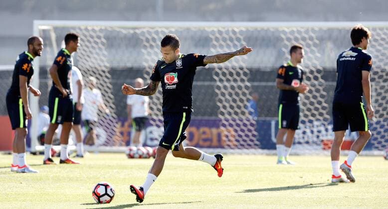 Brazilian soccer national team Nationalteam Alves (C) participates in a Copa America centenario 2016, team s training session in Los Angeles, USA, 02 June 2016. TRAINING SESSION OF SOCCER NATIONAL TEAM OF BRAZIL !ACHTUNG: NUR REDAKTIONELLE NUTZUNG!  LAX06 20160603-636005265623637081