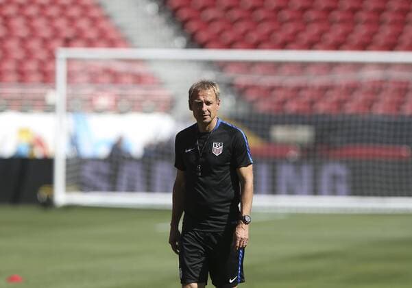 United State s soccer team head coach Jürgen Klinsmann takes part in a training session at Levi s stadium in Santa Clara, California, United States, 2 June 2016. US will face Colombia at the opening match of Copa America Centenario 3 June 2016. EFE David Fernandez US COACH PRESSER !ACHTUNG: NUR REDAKTIONELLE NUTZUNG!  SCL006 20160603-636005379055473986