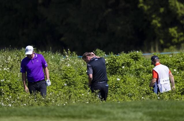 Golf, Nordea Masters, Tag 2 160603 Peter Hansson, Sverige letar boll i ruffen under dag tva av golftävlingen Nordea Masters den 3 Juni 2016 i Stockholm.  Copyright: ANDREASxSANDSTRÖM BB160603BB011