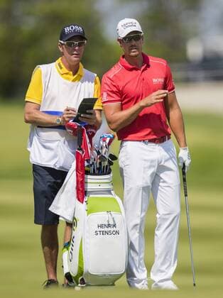 160603 Henrik Stenson, Sverige samtalar med sin caddie under dag tva av golftävlingen Nordea Masters den 3 Juni 2016 i Stockholm.  Copyright: ANDREASxSANDSTRÖM BB160603BB087