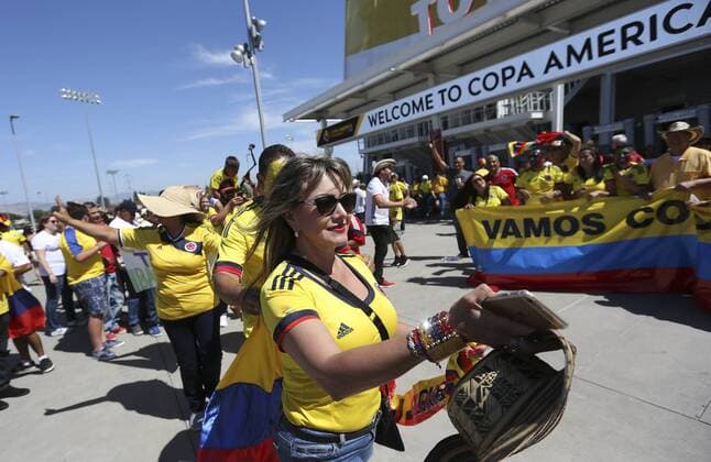 Colombian national team Nationalteam supporters celebrate before the match against USA before the inauguration match of the Copa America Centenario 2016 at the Levi s Stadium in Santa Clara, USA, 03 June 2016. EFE David Fernandez COLOMBIA VS. EE.UU. !ACHTUNG: NUR REDAKTIONELLE NUTZUNG!  COL16 20160604-636005996476080831