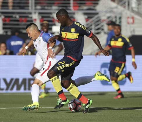 Colombian national team Nationalteam player Andre Yedlin (C) fights for the ball with Bobby Wood (L), during the inauguration match of the Copa America Centenario 2016 at Levi s Stadium in Santa Clara, USA, 03 June 2016. EFE David Fernandez COLOMBIA VS. EE.UU. !ACHTUNG: NUR REDAKTIONELLE NUTZUNG!  COL44 20160604-636006127668928825