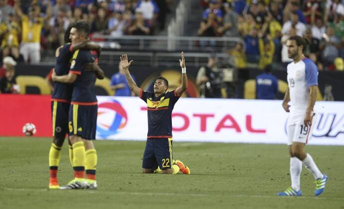 Colombian national team Nationalteam players celebrate after defeating the US National team, during the inauguration match of the Copa America Centenario 2016 at Levi s Stadium in Santa Clara, USA, 03 June 2016. EFE David Fernandez COLOMBIA VS. EE.UU. !ACHTUNG: NUR REDAKTIONELLE NUTZUNG!  COL232 20160604-636006164416271746