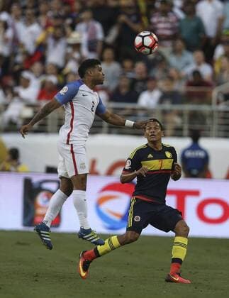Colombian national team Nationalteam player Carlos Bacca (R), fights for the ball with USA s De Andre Yedlin (L), during the inauguration match of the Copa America Centenario 2016 at Levi s Stadium in Santa Clara, USA, 03 June 2016. EFE David Fernandez COLOMBIA VS. EE.UU. !ACHTUNG: NUR REDAKTIONELLE NUTZUNG!  COL83 20160604-636006167008313512