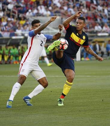 Colombian national team Nationalteam player Edwin Cardona (R), fights for the ball with USA s DeAndre Yedlin (L), during the inauguration match of the Copa America Centenario 2016 at Levi s Stadium in Santa Clara, USA, 03 June 2016. EFE David Fernandez COLOMBIA VS. EE.UU. !ACHTUNG: NUR REDAKTIONELLE NUTZUNG!  COL213 20160604-636006167022040984