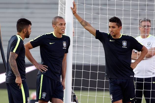 L-R, Gabriel, Miranda and Marquiños of the Brazilan national soccer team Nationalteam speak during a training session at the Rose Bowl Stadium in Pasadena, US, 03 June 2016. Brazil will face Ecuador on 4 Junio during the Copa America Centenario. EFE Juan Carlos Cardenas Brazil national soccer team Nationalteam training session !ACHTUNG: NUR REDAKTIONELLE NUTZUNG!  PSD405 20160604-636006176750706667