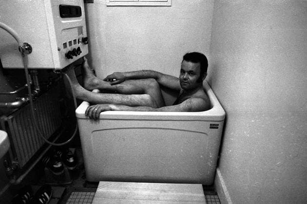 Olympische Spiele 1972 in Sapporo - Pepi Bader (BR Deutschland) in einer sehr kleinen Badewanne
