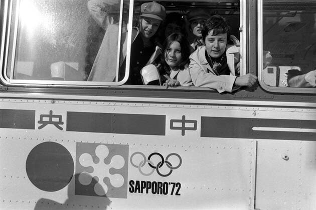 Olympische Spiele 1972, v.li.: Almut Lehmann, Monika Pflug und Christa Schmuck (alle BR Deutschland) nach der Ankunft in Sapporo im Bus zum Olympischen Dorf