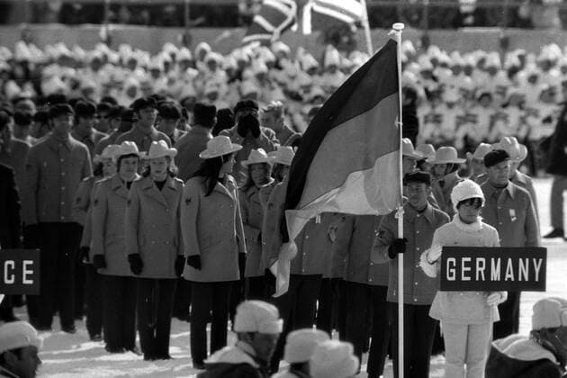 Eröffnungsfeier der Olympischen Winterspiele 1972 in Sapporo, Einmarsch der Delegation BR Deutschland mit Fahnenträger Walter Demel