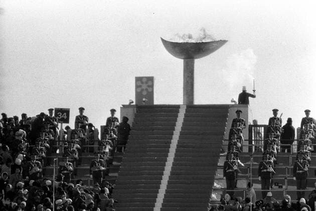 Eröffnungsfeier der Olympischen Winterspiele 1972 in Sapporo, das olympische Feuer wird durch Fackelträger Hikeki Takada entfacht