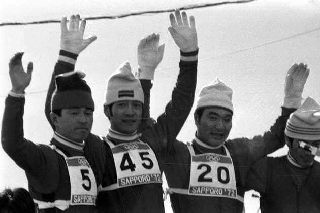 Olympische Spiele 1972 in Sapporo, Siegerehrung Skispringen von der 70m Schanze: Olympiasieger Yukio Kasaya (Mitte) zwischen Akitsugu Konno (li.) und Seiji Aochi (alle Japan)