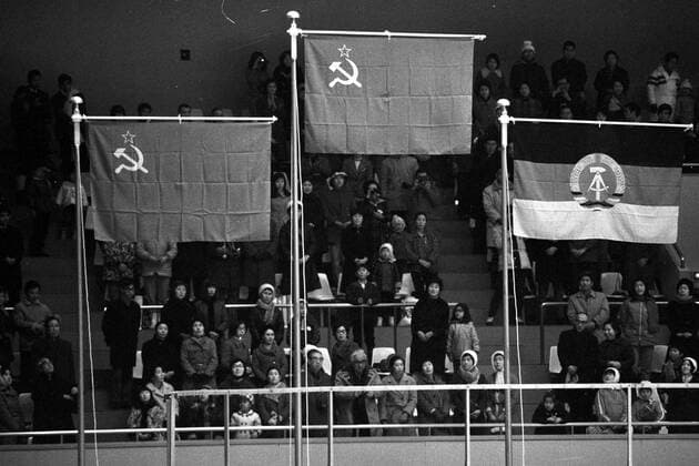 Siegerehrung Paarlauf Olympische Spiele 1972 in Sapporo, die Fahnen der Sieger, UdSSR (Platz 1 und 2 durch Irina Rodnina und Alexei Ulanov sowie Liudmila Smirnova und Andrei Suraikin ) und DDR (Platz 3 durch Manuela Groß und Uwe Kagelmann)