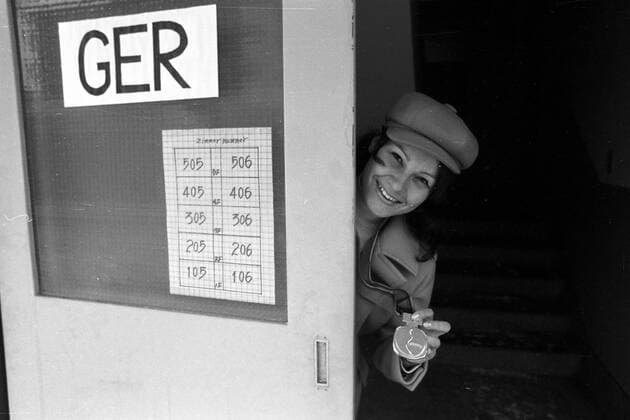 Olympische Spiele 1972 in Sapporo, 1000m Olympiasieger Monika Pflug (BR Deutschland) präsentiert ihre Goldmedaille