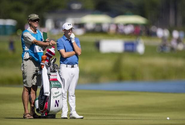 160604 Matthew Fritzpatrick, England med sin caddie under dag tre av golftävlingen Nordea Masters den 4 Juni 2016 i Stockholm.  Copyright: ANDREASxSANDSTRÖM BB160604BB061