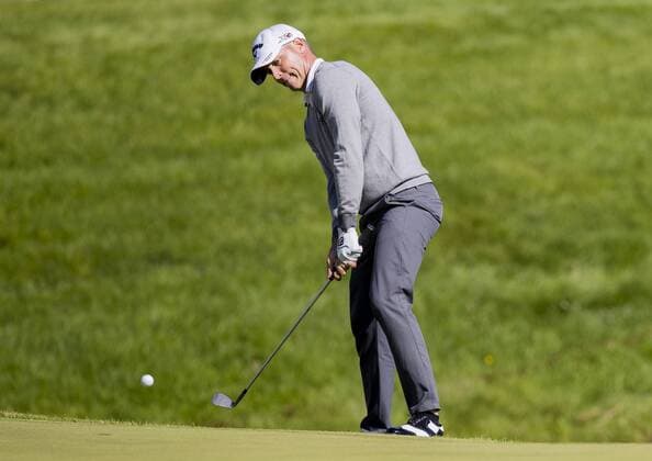 160604 Alex Noren, Sverige med en chip pa 18:e under dag tre av golftävlingen Nordea Masters den 4 Juni 2016 i Stockholm.  Copyright: ANDREASxSANDSTRÖM BB160604BB147