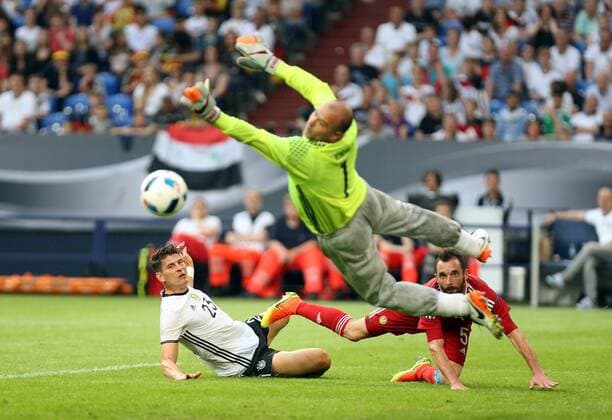 Bilder des Tages - SPORT Deutschland - Ungarn Deutschland, Gelsenkirchen, 04.06.2016, Fussball, FIFA, Länderspiel, Deutschland DFB - Ungarn: v.l. Mario Gomez (Deutschland), Gabor Kiraly, Attila Fiola (beide Ungarn); Vorlage Tor 2:0 Müller.