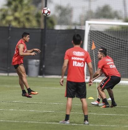 Copa America, Training Nationalteam Chile Chile national soccer team Nationalteam player Alexis Sanchez (L) during a training session at Avaya Stadium in San Jose, California, US, 04 June 2016. TRAINING SESSION OF CHILE !ACHTUNG: NUR REDAKTIONELLE NUTZUNG!  SAN01 20160604-636006715185644177