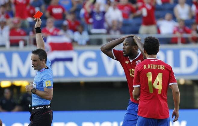 Costa Rica Kendall Waston (C) receives a red card by Argentinian referee Patricio Loustau (L) during a Copa America match at Camping World stadium in Orlando, Florida, US, 04 June 2016. Costa Rica Vs. Paraguay !ACHTUNG: NUR REDAKTIONELLE NUTZUNG!  SAN01 20160605-636006860520545092