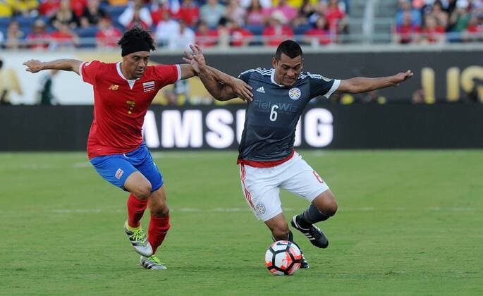 Paraguay Miguel Samudio (R) against Costa Rica Christian Bolanos (L) during a Copa America match at Camping World stadium in Orlando, Florida, US, 04 June 2016. Costa Rica Vs. Paraguay !ACHTUNG: NUR REDAKTIONELLE NUTZUNG!  SAN01 20160605-636006872235053092