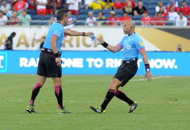 Argentinian referee Patricio Loustau (L) clean the field after supporters of Costa Rica and Paraguay launched bottles at it during a Copa America match at Camping World stadium in Orlando, Florida, US, 04 June 2016. Costa Rica Vs. Paraguay !ACHTUNG: NUR REDAKTIONELLE NUTZUNG!  SAN01 20160605-636006911883508782