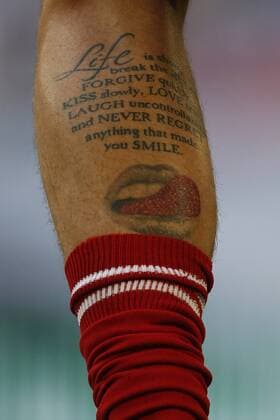 Gelsenkirchen, Deutschland, DFB-Nationalmannschaft Herren, Freundschaftsspiel, Vorbereitung EM, Deutschland : Ungarn 2-0 am 04.06.2016 in der Veltins -Arena auf Schalke in Gelsenkirchen Ein Tattoo auf der Rückseite seiner linken Wade präsentiert der ungarische Spieler Tamas KADAR (HUN) beim Aufwärmen.