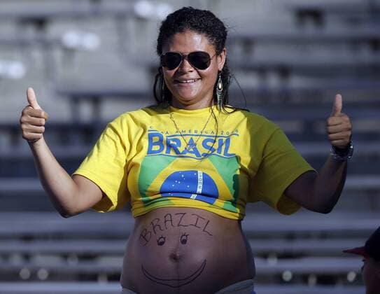 Themen der Woche - SPORT Jane Barros of San Francisco wears her pregnancy for Brazil before the team plays against Ecuador in the first half at COPA America Centenario at the Rose Bowl in Pasadena, California on June 4, 2016.  LAP20160604602 ALEXxGALLARDO