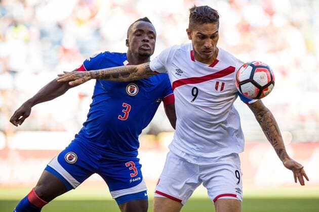 SEA06. SEATTLE (WA, USA), 04 06 2016.- Paolo Guerrero (R) of Peru blocks the ball from Jerome Mechack (L) of Haiti during the first half of the Copa America Centenario soccer match between Haiti and Peru at CenturyLink Field in Seattle (Washington), USA, 4 June, 2016. Haiti vs. Perú !ACHTUNG: NUR REDAKTIONELLE NUTZUNG!  SEA06 20160605-636007031829607042