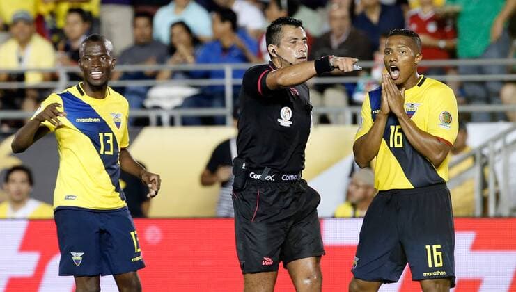 Ecuadorean Enner Valencia (L) and Antonio Valencia (R) argue after Chilean referee Julio Bascunan (L) voided a goal play during their match in the Copa America Centenario 2016 football tournament held in Pasadena, California on Saturday June 4, 2016. Brazil Vs. Ecuador !ACHTUNG: NUR REDAKTIONELLE NUTZUNG!  SAN01 20160605-636007039973178991