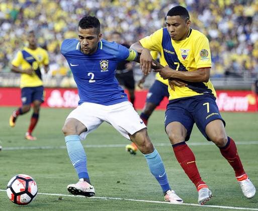 Brazil defender Dani Alves (2) controls the ball away from Ecuador midfielder Jefferson Montero (7) in the first half at COPA America Centenario at the Rose Bowl in Pasadena, California on June 4, 2016.  LAP20160604610 ALEXxGALLARDO