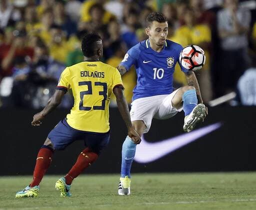Brazil midfielder Lucas Lima (10) controls the ball in front of Ecuador forward Miller Bolanos (23) in the second half at COPA America Centenario at the Rose Bowl in Pasadena, California on June 4, 2016. Brazil and Ecuador played to a 0-0 tie.  LAP20160604619 ALEXxGALLARDO