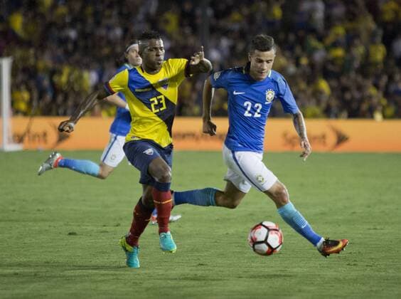 Ecuadorean Miler Bolanos (L) vies for the ball with Brazilian Philippe Coutinho (R) during their match in the Copa America Centenario 2016 football tournament held in Pasadena, California on Saturday June 4, 2016. Brazil Vs. Ecuador !ACHTUNG: NUR REDAKTIONELLE NUTZUNG!  SAN01 20160605-636007070896465402