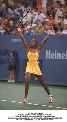 Tennis, US Open Damen Finale 2000, Venus Williams - Lindsay Davenport Jan. 1, 2011 - K19617AR: US OPEN 2000.THE USTA NATIONAL TENNIS CENTER, NY 09 09 2000.VENUS WILLIAMS VS. LINDSAY DAVENPORT IN WOMEN S FINAL.VENUS WILLIAMS EMBRACES HER FATHER RICHARD AFTER WINNING THE US OPEN. ANDREA RENAULT 2000 SENT - ZUMAg49_
