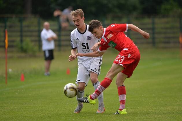 Fussball, Jugend, Saison 2015 16, B-Jugend Bundesliga Nord Nordost (26. Spieltag), 1. FC Union Berlin - Tennis Borussia Berlin, Maurice Engst (Nr. 14, Tennis Borussia Berlin), Tim Hannemann (Nr. 23, 1. FC Union Berlin), 05.06.16,